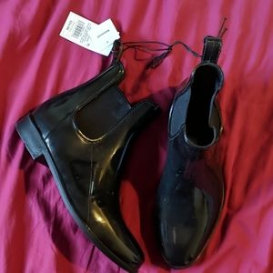 NWT 🎉MOVING SALE🎉 black shiny rainboots size 8